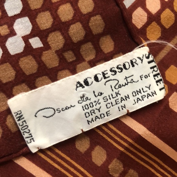 Oscar De La Renta. Street Accessory. 100% Silk. Made In Japan. 25" X 25 - Picture 10 of 16